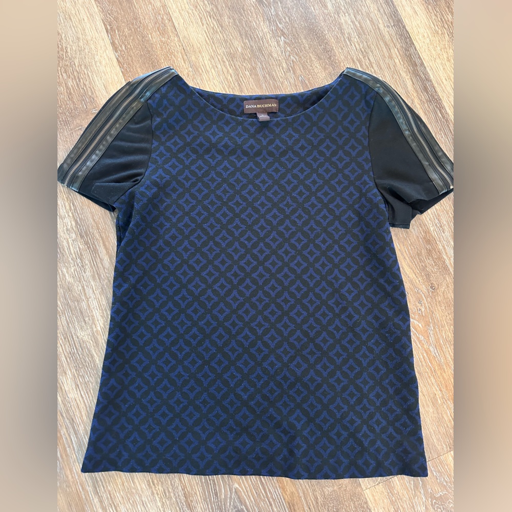 Dana Buchman Navy and Black Geometric Top